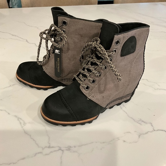 Sorel. NEW!  Size 8 Wedge Lace Boot Black and gray Waterproof - Picture 1 of 3